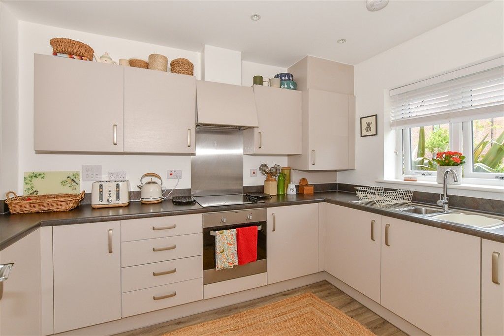 Property photo 3 of 10 Kitchen