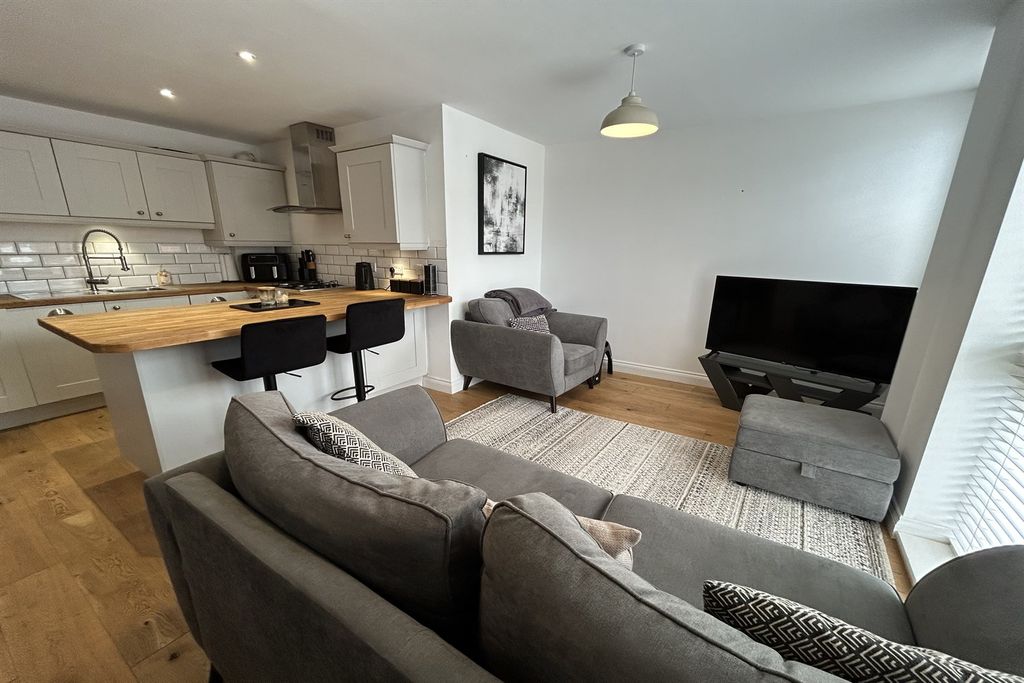 Property photo 1 of 7 (Main)