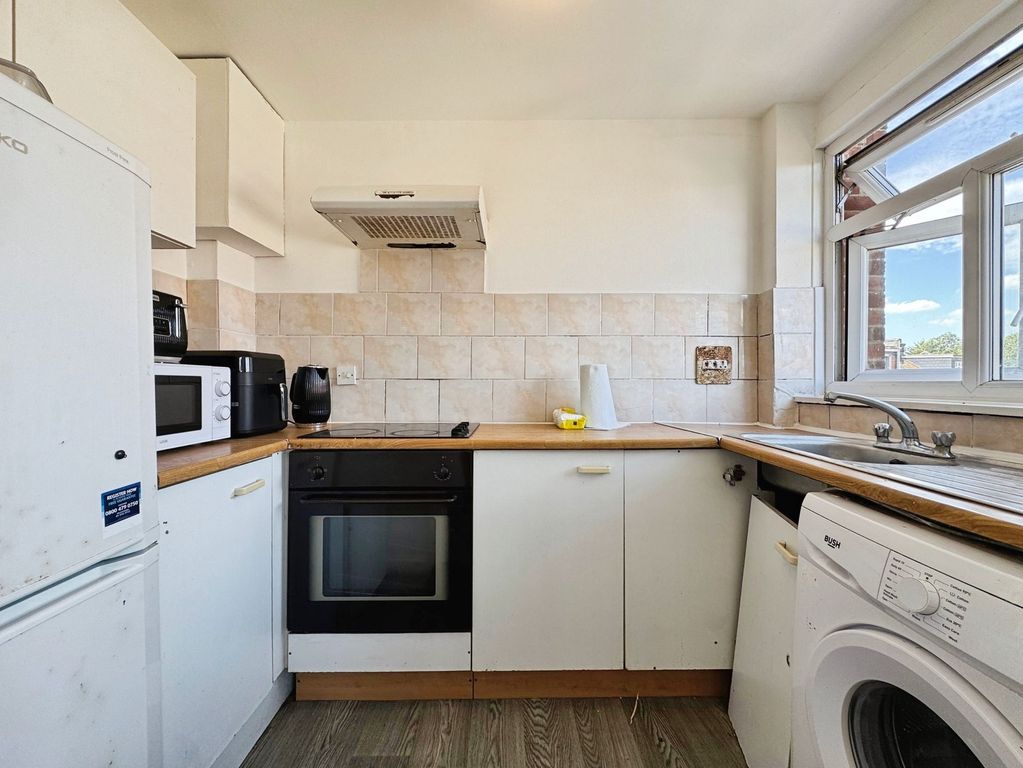 Property photo 3 of 9 Kitchen