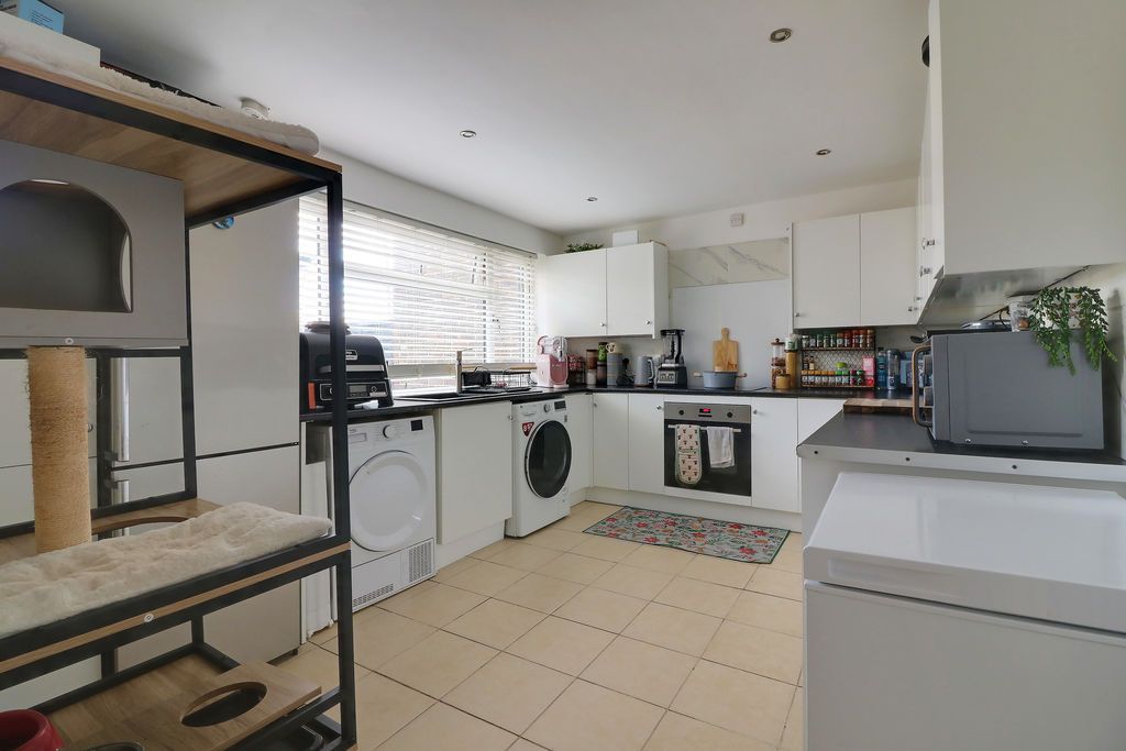 Property photo 2 of 17 Kitchen