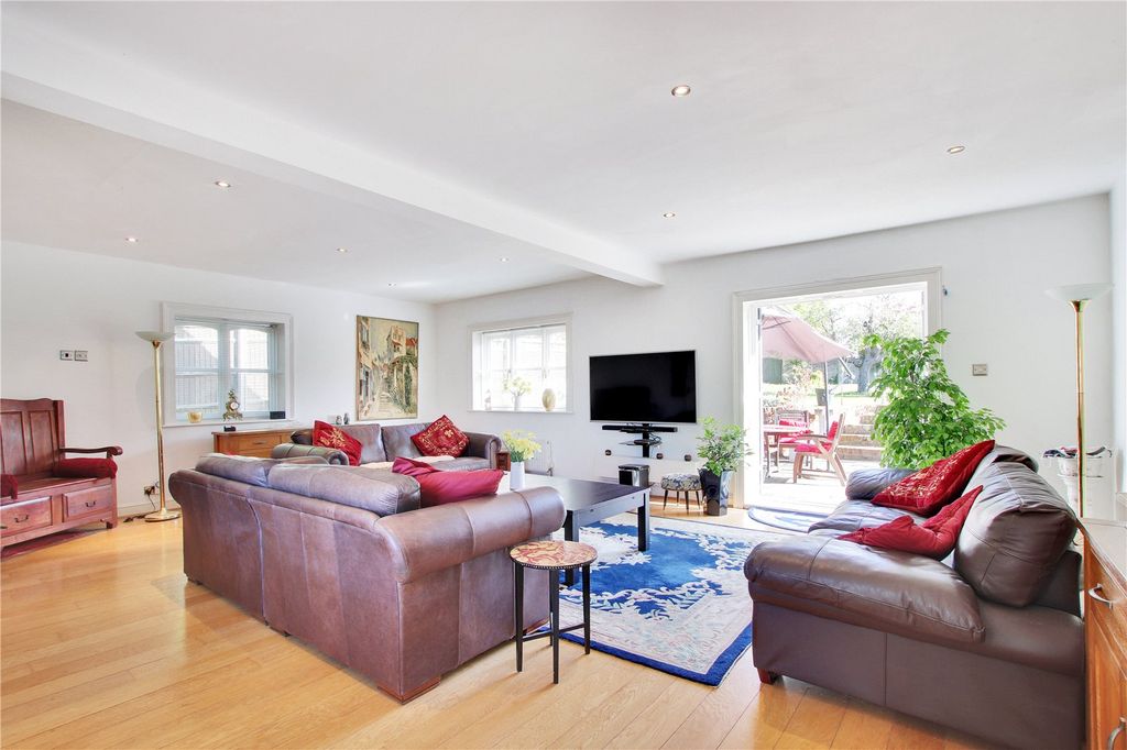 Property photo 2 of 12 Sitting Room