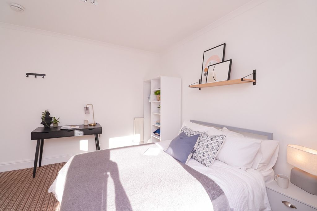 Property photo 2 of 6 A Bright And Inviting Double Bedroom With Stylish ...