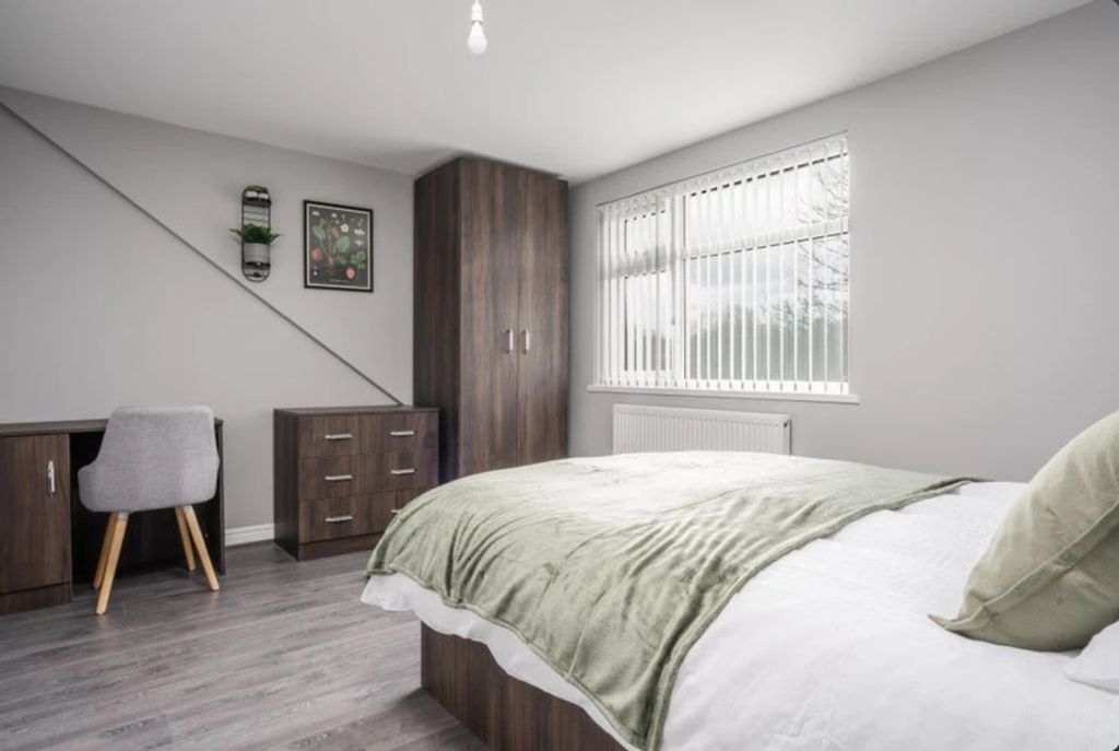 Property photo 3 of 8 This Inviting Double Bedroom Features A Cozy Bed, ...