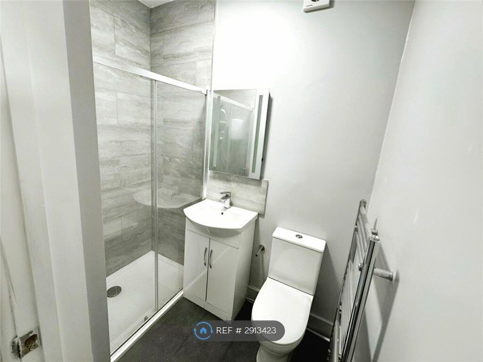 Property photo 2 of 4 Shared Bathroom