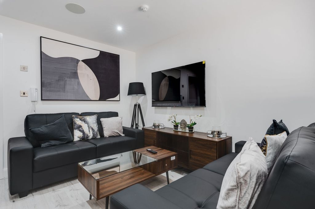 Property photo 1 of 12 Modern And Stylish Living Room Featuring Sleek Bla...