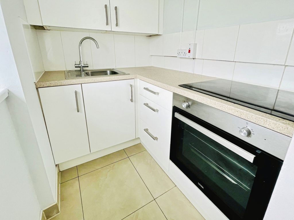 Property photo 2 of 6 Kitchen