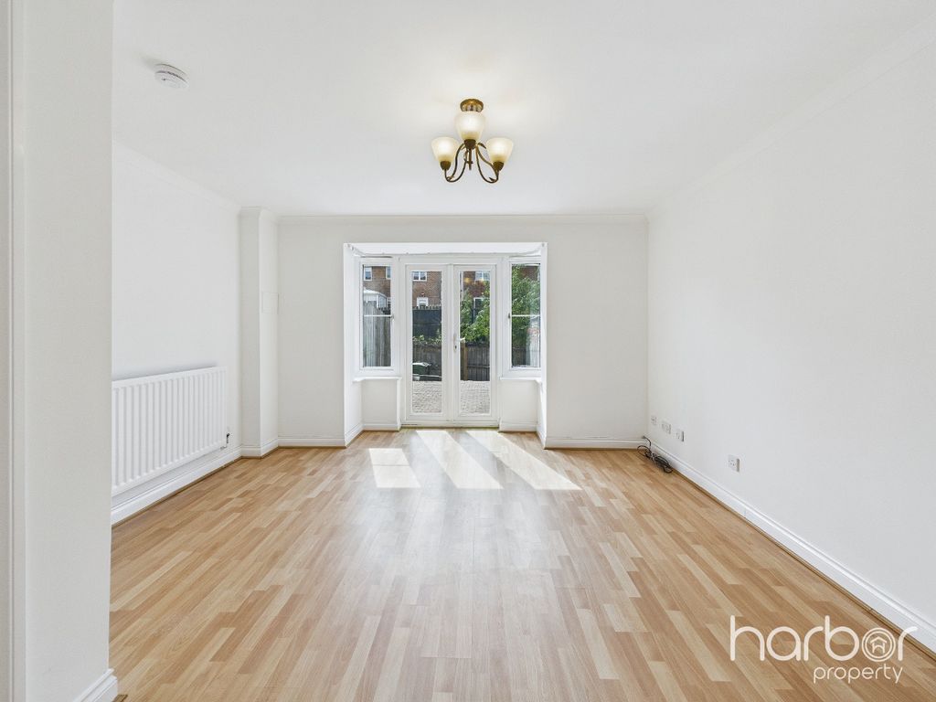 Property photo 2 of 20 3940054