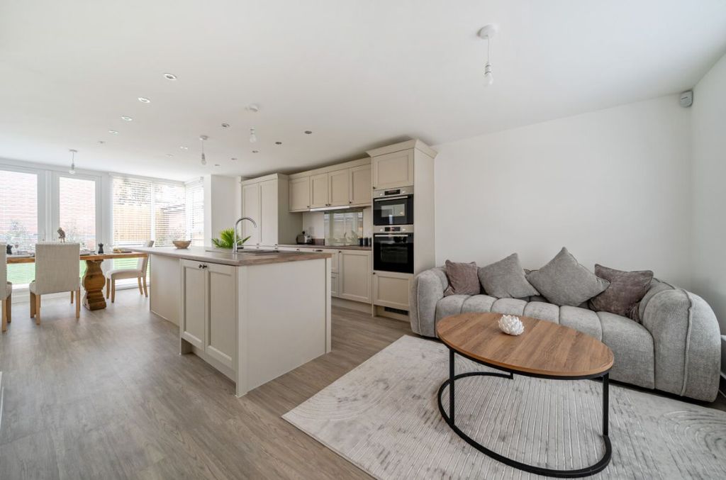 Property photo 2 of 28