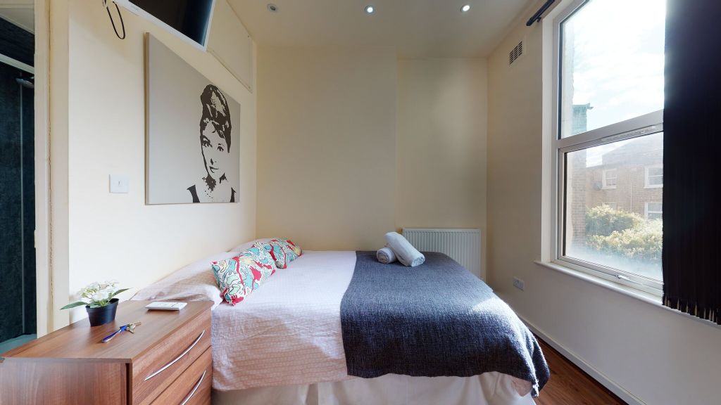 Property photo 1 of 11 Bedroom