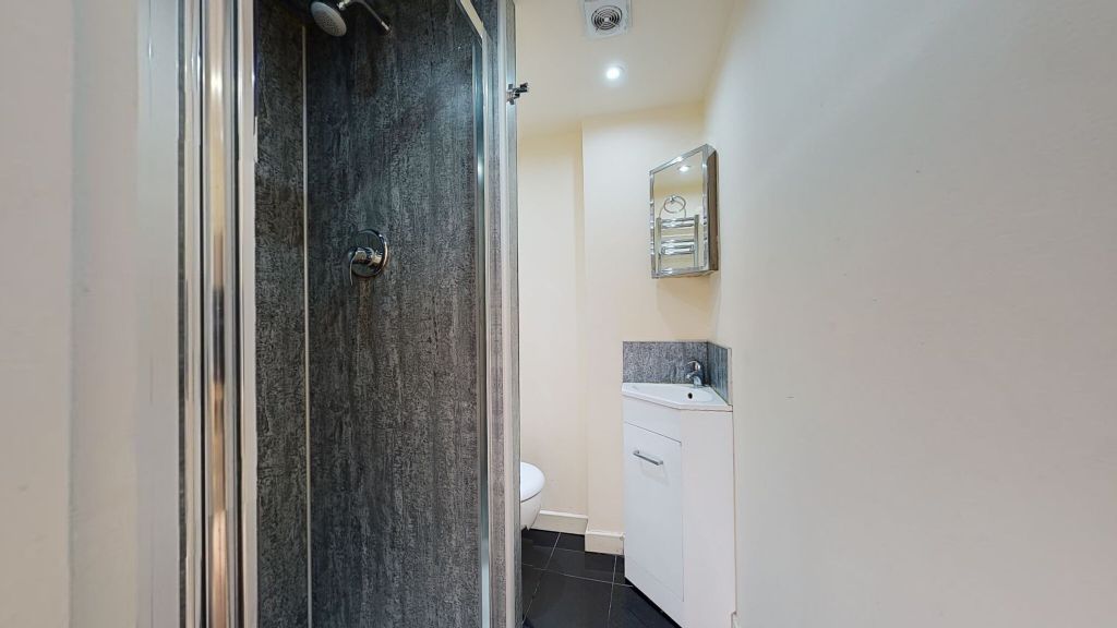 Property photo 3 of 11 Bathroom