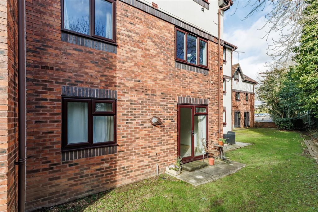 Property photo 2 of 15 3 Theydon Gate (11).Jpg
