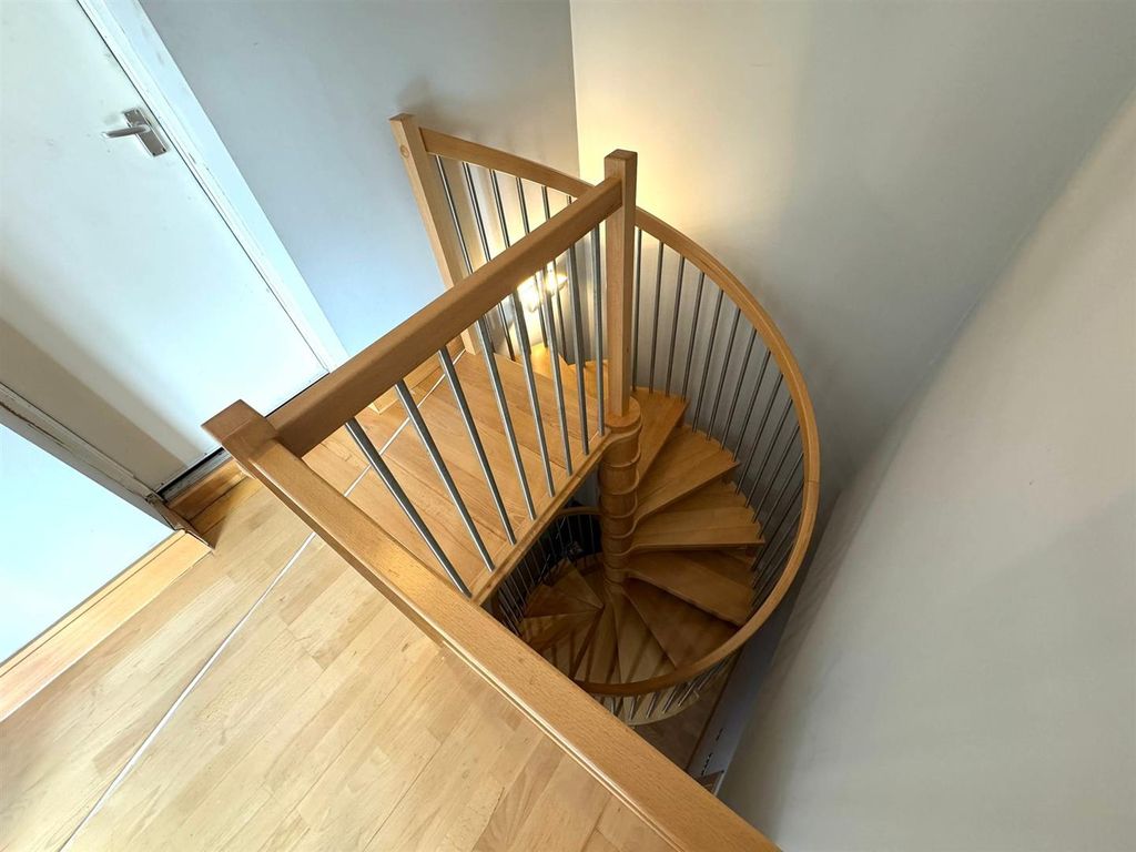 Property photo 3 of 20 Starcase.Jpeg