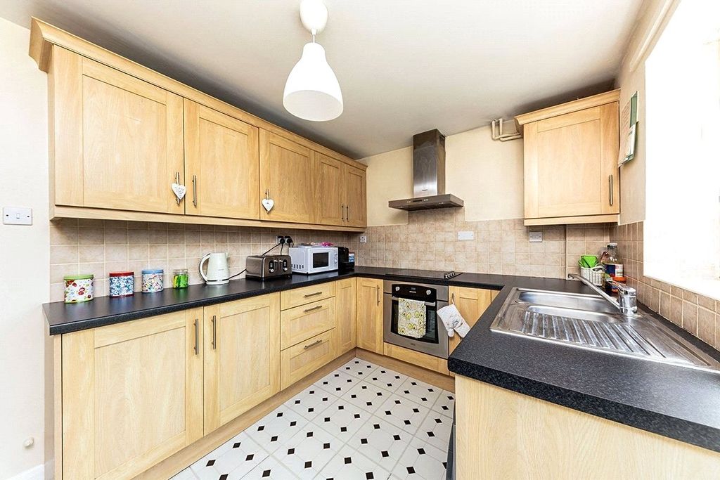 Property photo 3 of 8 Kitchen