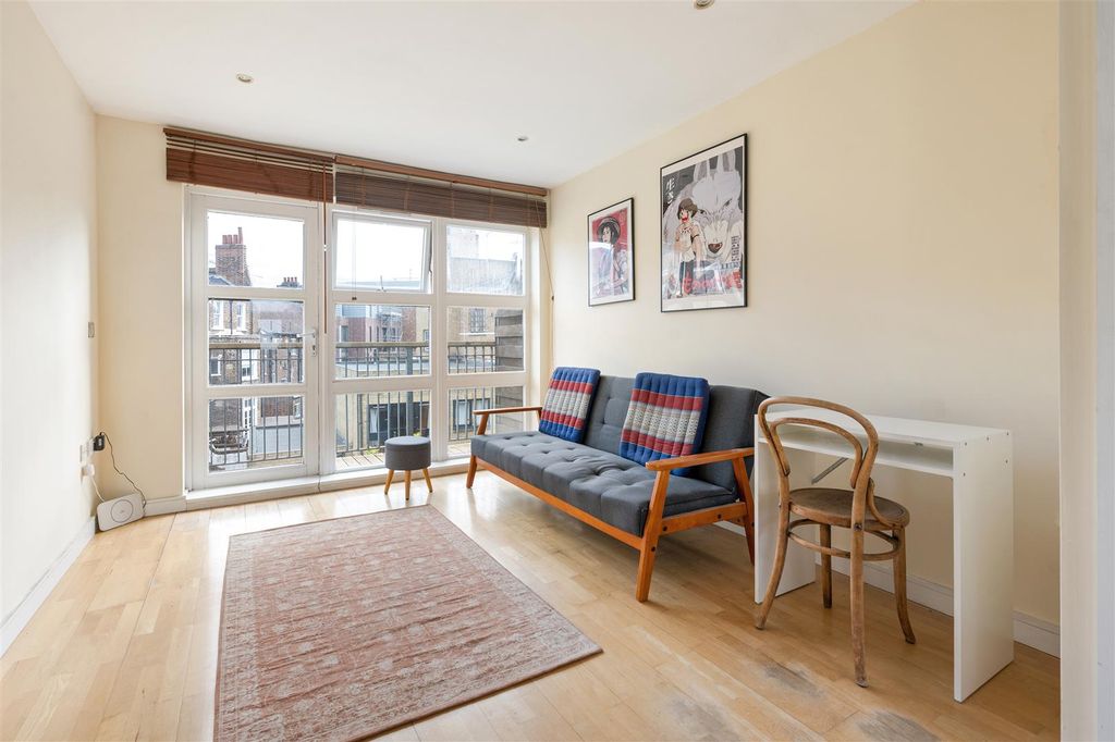 Property photo 1 of 17 Reading Lane, E8