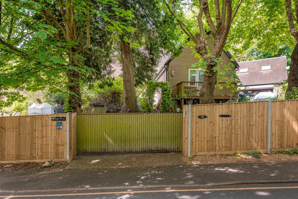 Property photo 2 of 2 Street Scene