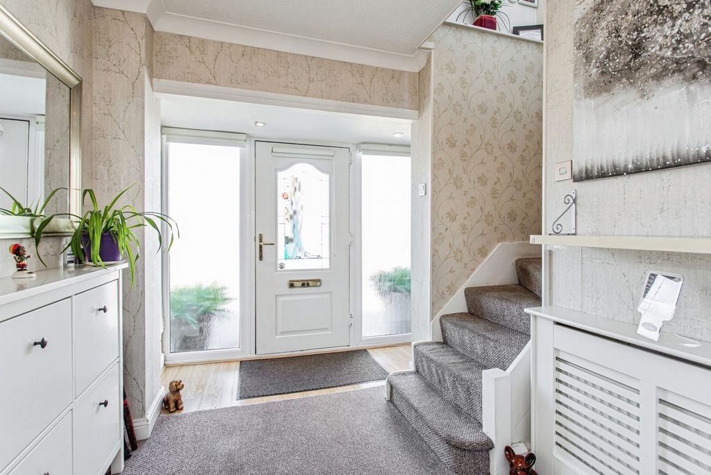 Property photo 2 of 20 Entrance Hall