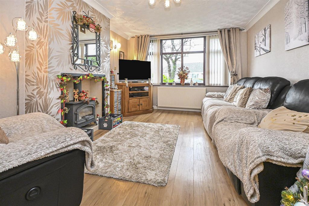 Property photo 3 of 25 4 Townson Drive Lounge (2).Jpg