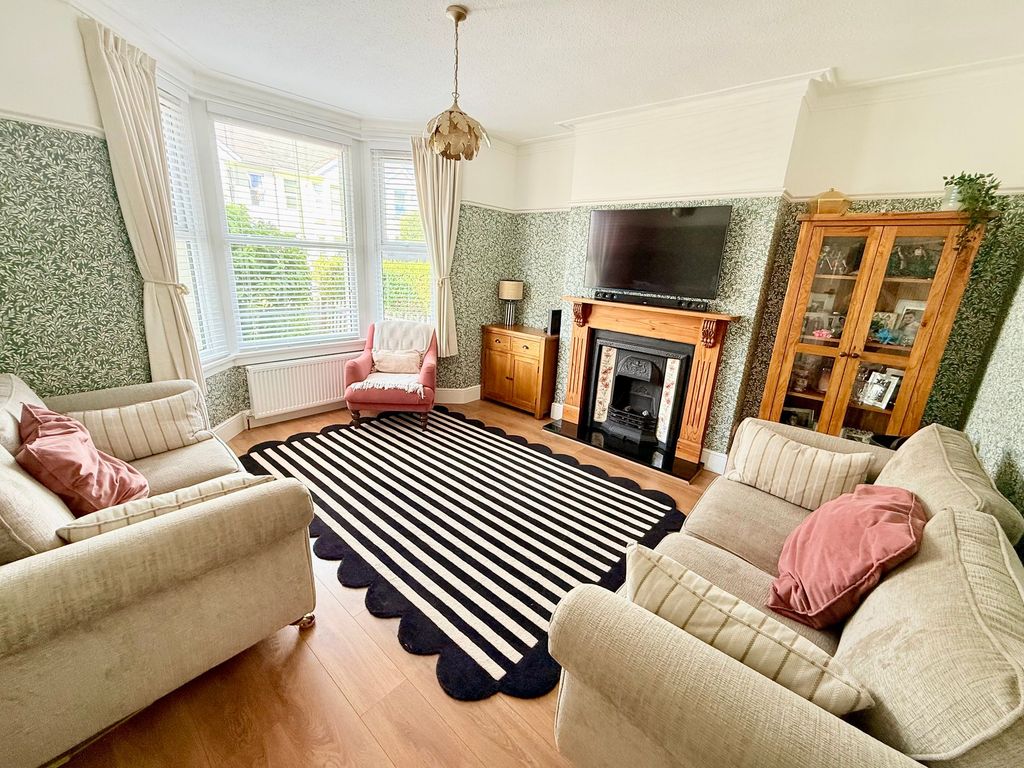 Property photo 2 of 32