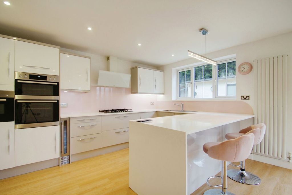Property photo 3 of 31