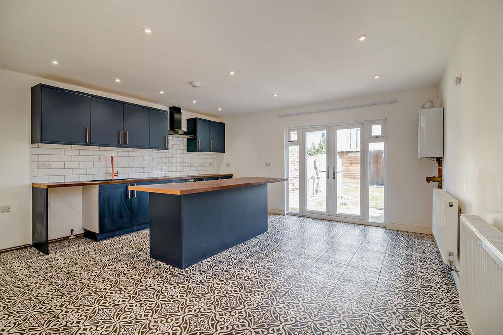 Property photo 2 of 18 8692450-Interior07-800.Jpg