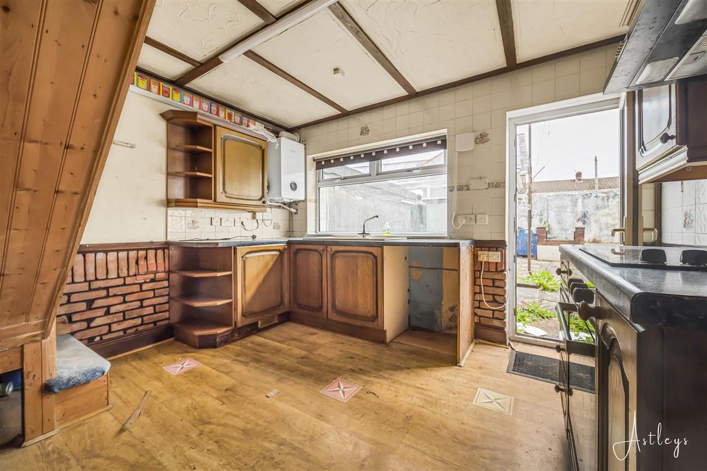 Property photo 3 of 13 Kitchen