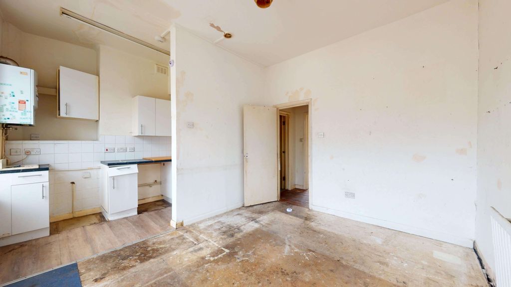 Property photo 3 of 9 Flat B, 33 Bouverie Road, Stoke Newington, London, N16 0Ah