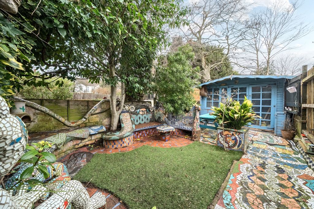 Property photo 2 of 12 Queens Drive West, Garden