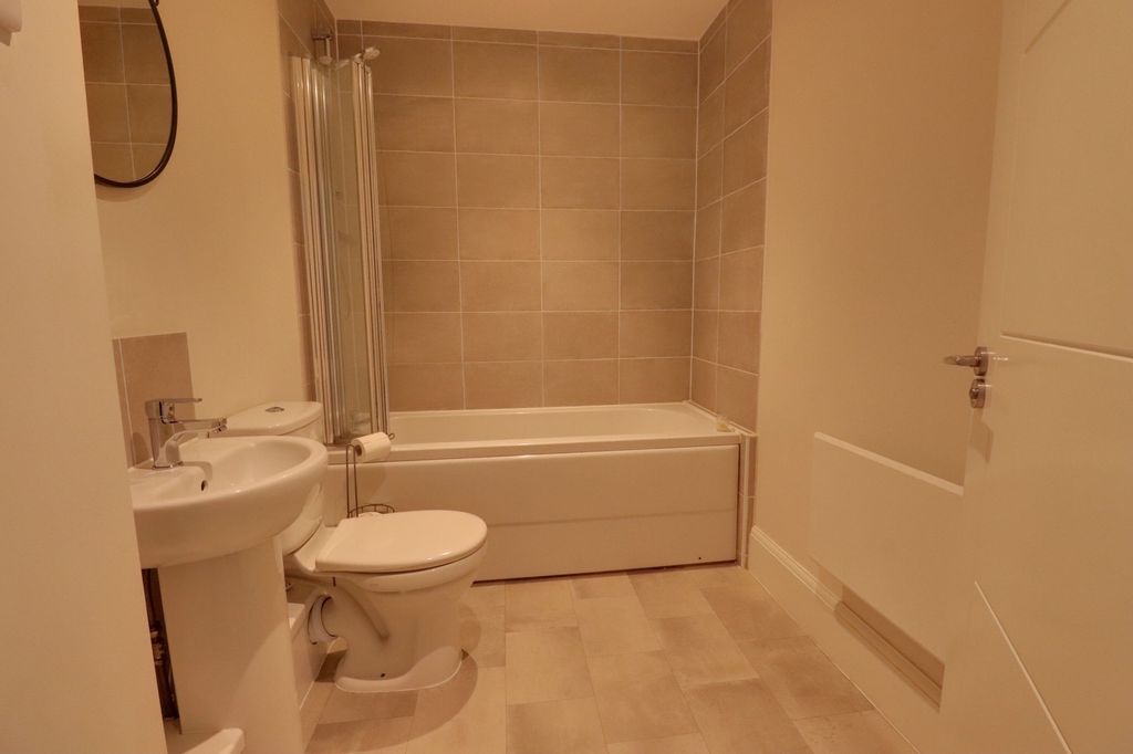 Property photo 3 of 9 Bathroom