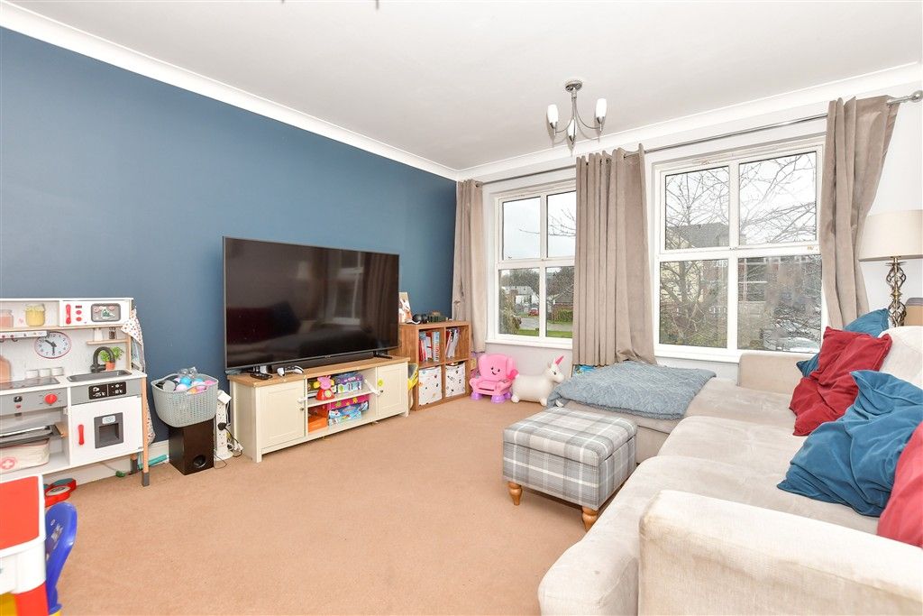 Property photo 3 of 12 Lounge