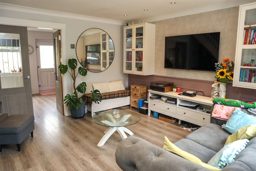 Property photo 2 of 16 Lounge