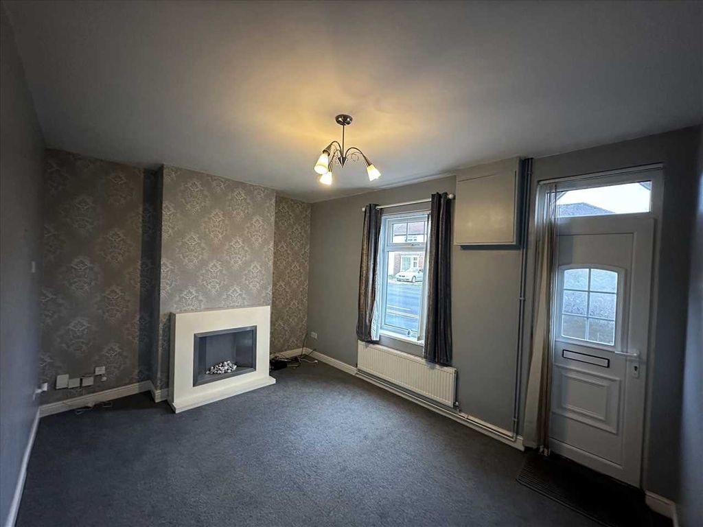 Property photo 3 of 15 Lounge: