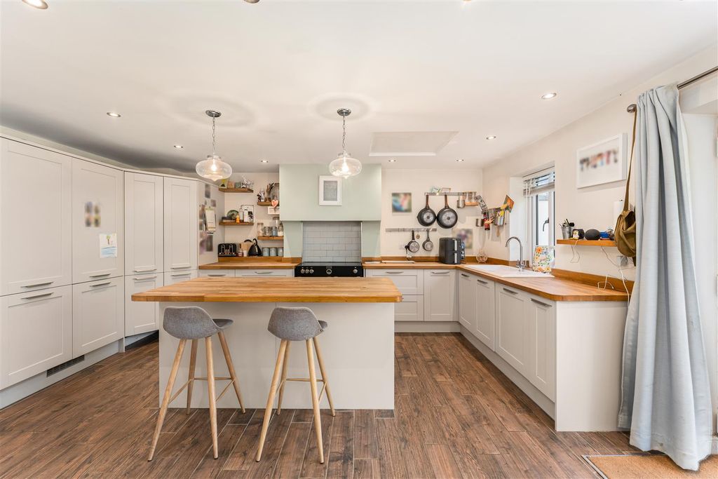 Property photo 3 of 20 10 Gorse Road, Woodford Halse-10.Jpg