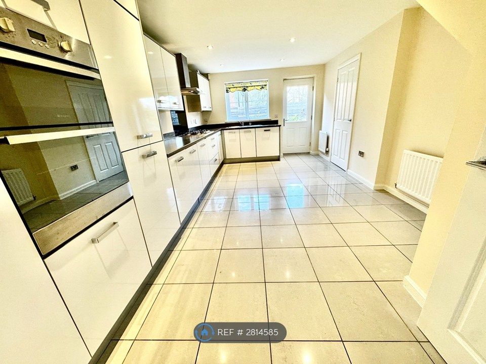 Property photo 3 of 18 Kitchen