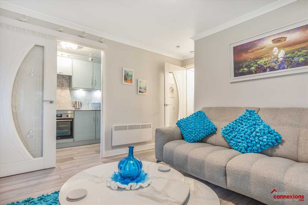 Property photo 3 of 25 Lounge (2)