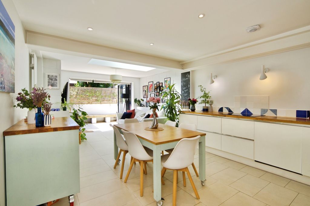 Property photo 1 of 17 Kitchen