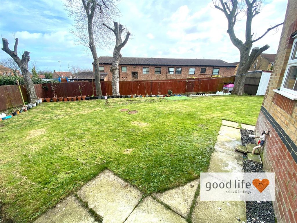 Property photo 3 of 20 20260316_111441207_Ios29Halesworthdrive.Jpg