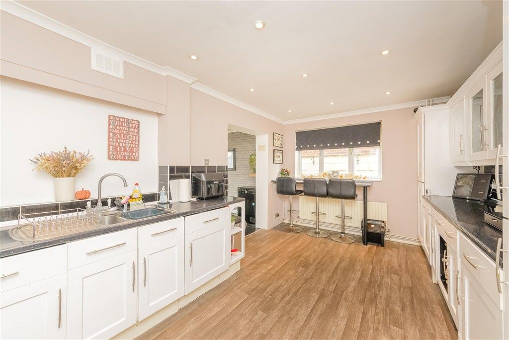 Property photo 2 of 11 Kitchen/Breakfast Room