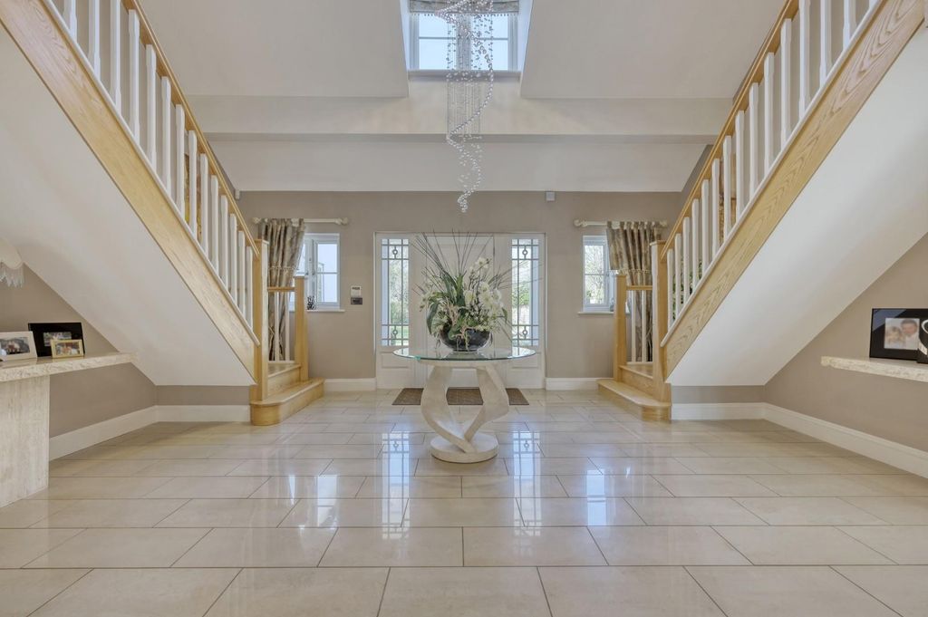 Property photo 3 of 28 Entrance Hall