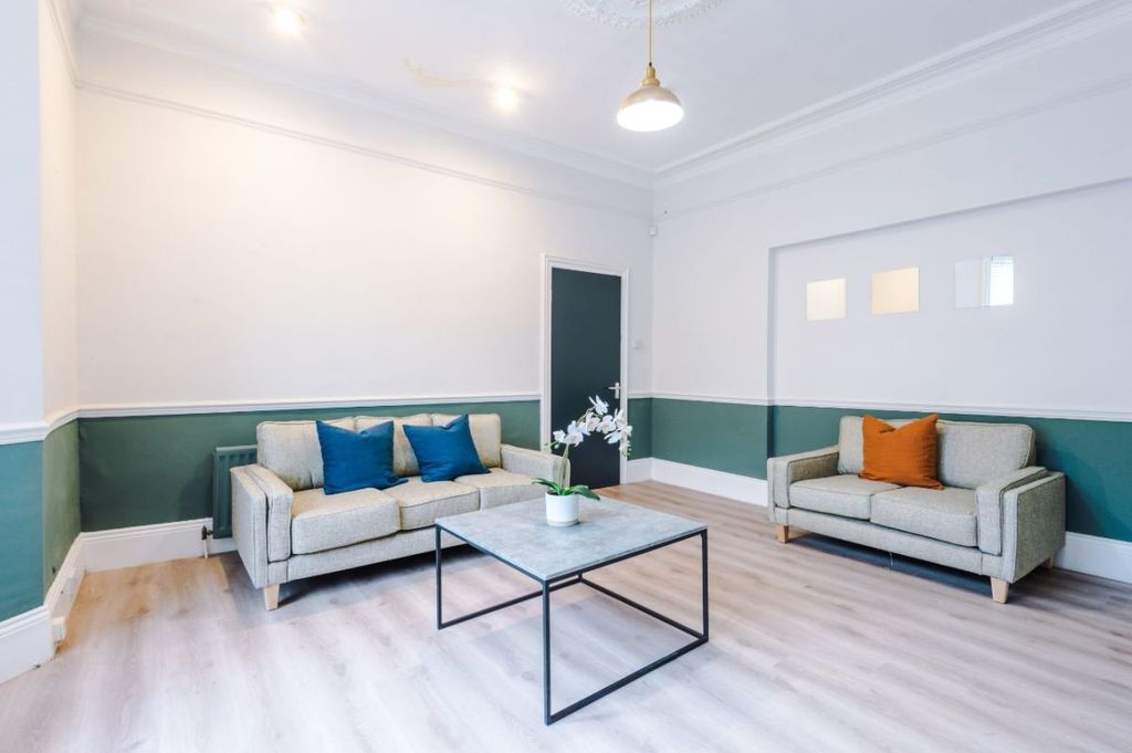 Property photo 1 of 15 27La - Living Area