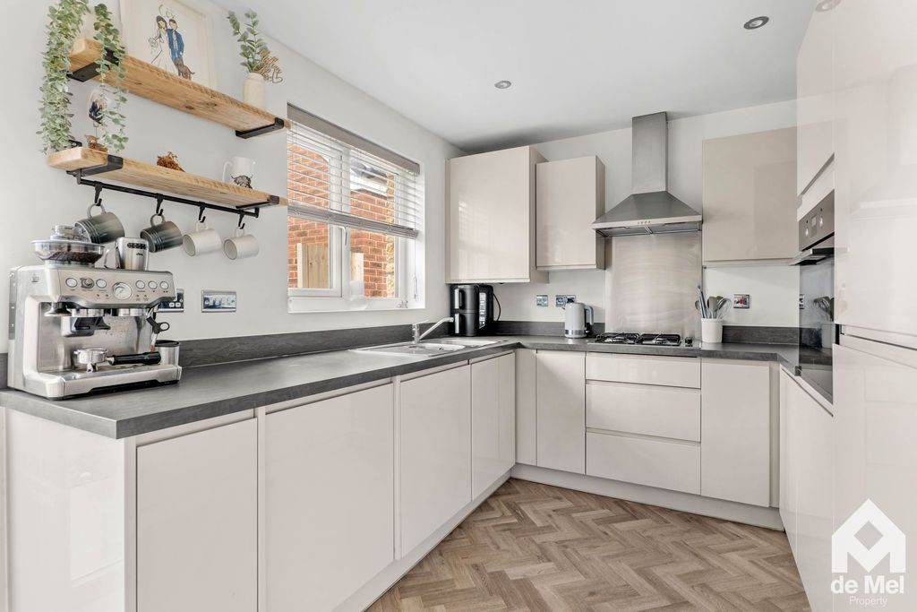 Property photo 3 of 17 Photo 12