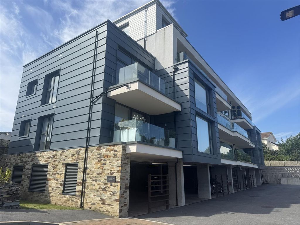 Property photo 1 of 18 Building