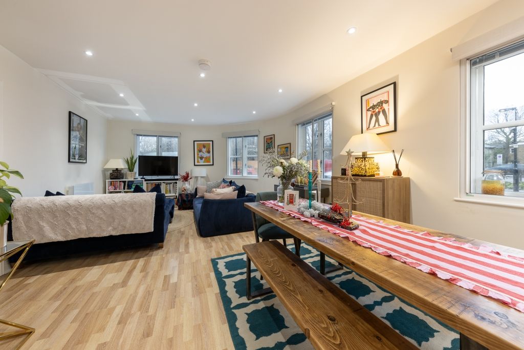 Property photo 2 of 9 The Pinnacle F3 (...