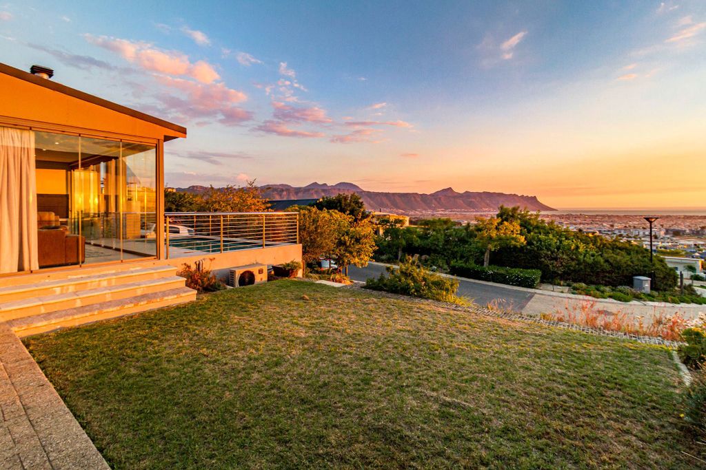 Property photo 1 of 44 Sw1734556