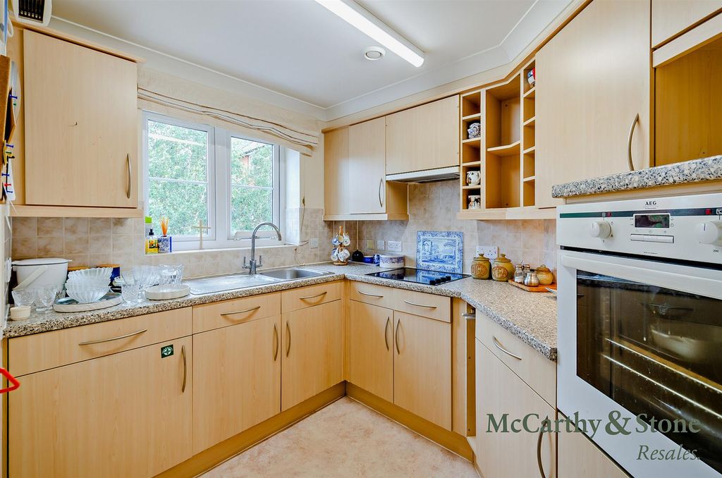 Property photo 2 of 23 8700460-Interior16-800.Jpg
