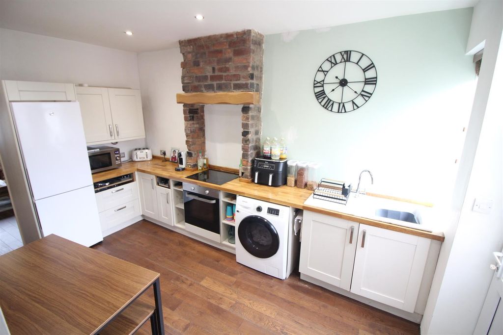 Property photo 2 of 9 Kitchen