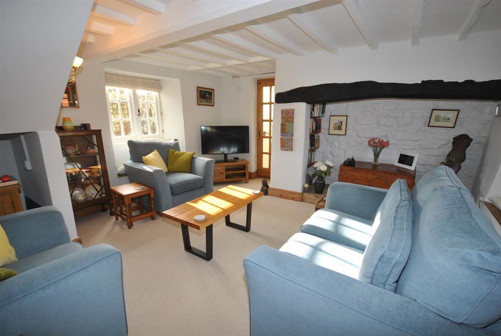 Property photo 2 of 13 Lounge