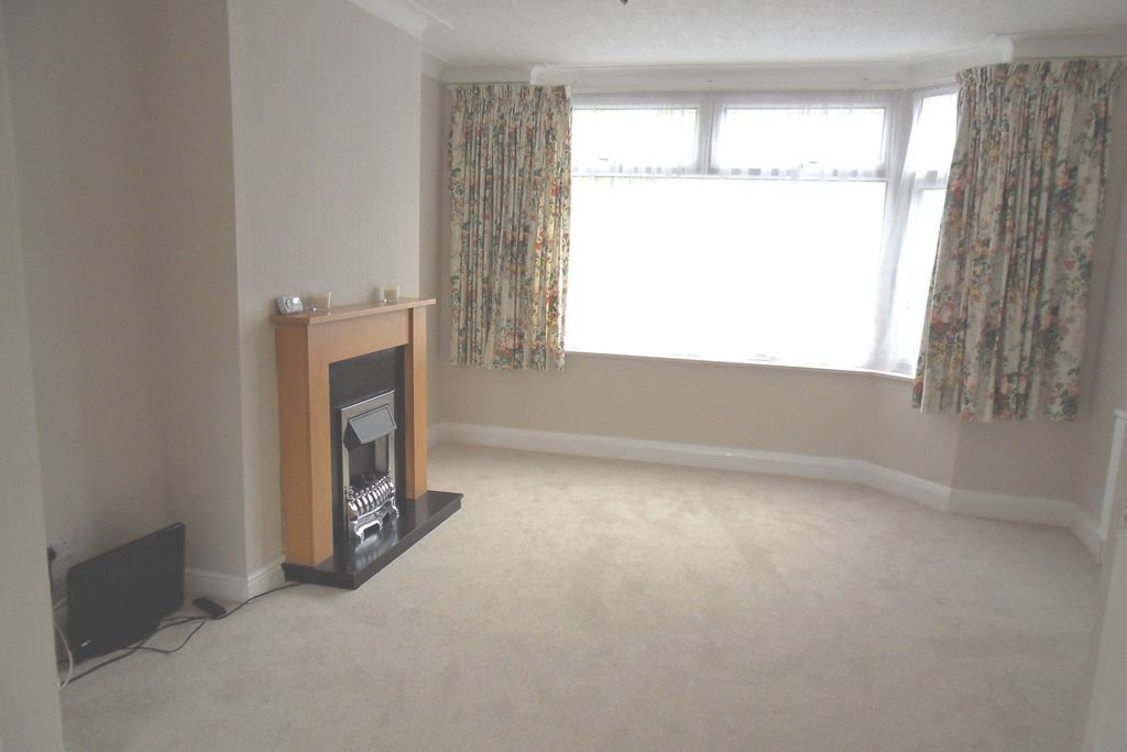 Property photo 3 of 12 St Annes Park Woodside Road 19 Living Room