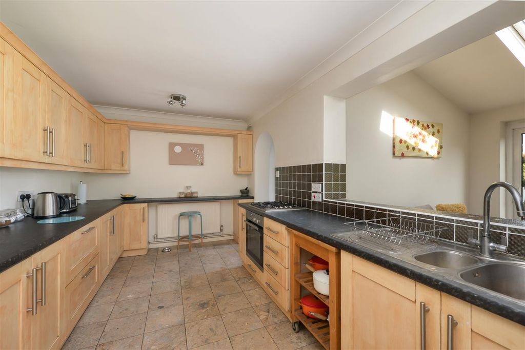 Property photo 3 of 17 Summerfield Avenue, Whitstable