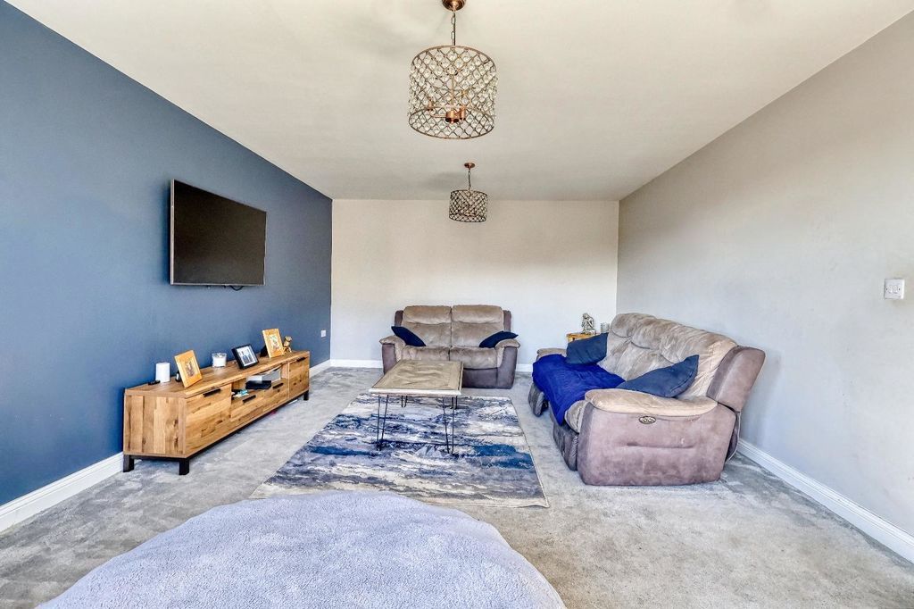 Property photo 2 of 17 Lounge
