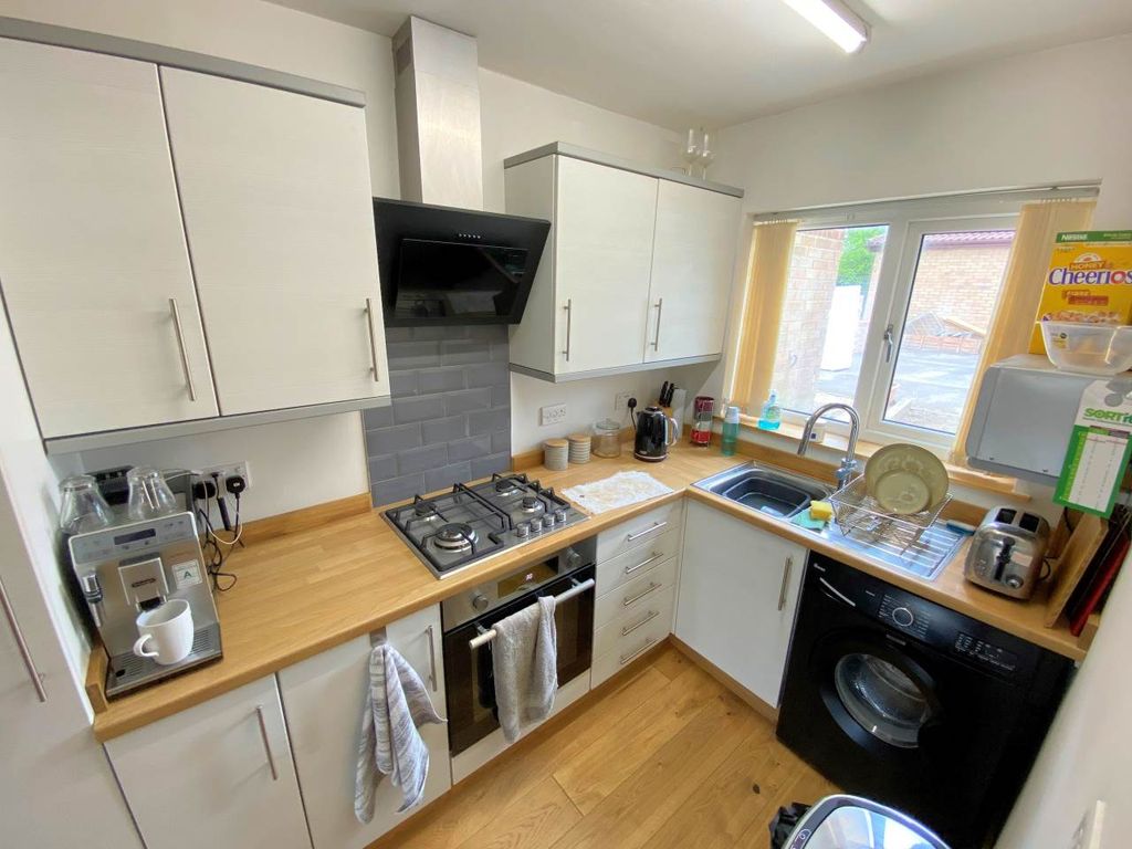 Property photo 2 of 14 Kitchen 1